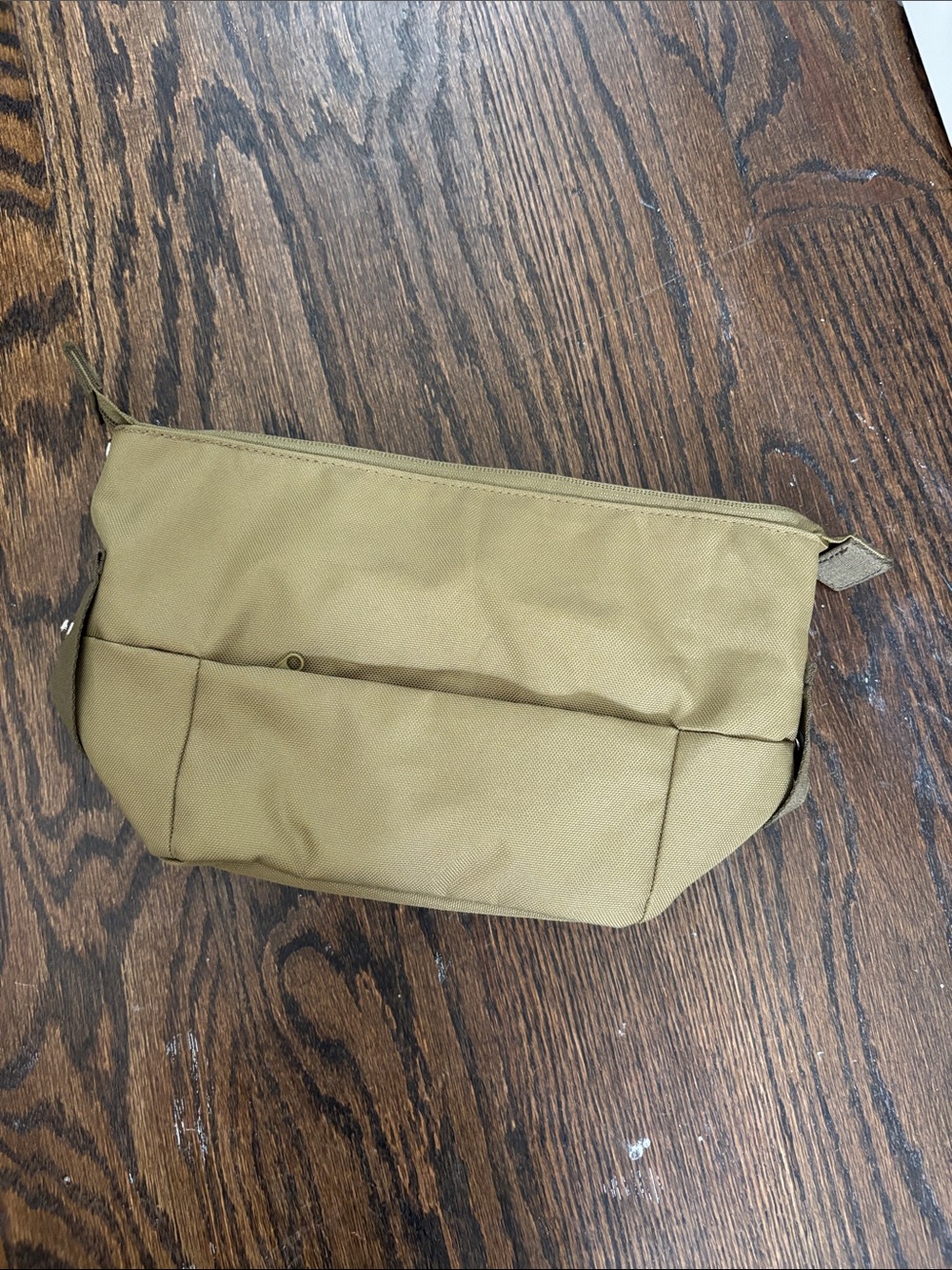 Everlane men's toiletry pouch in olive green